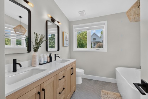 Master Bathroom - 124 Rue Monseigneur-Vel, Magog, QC - Indoor Photo Showing Bathroom