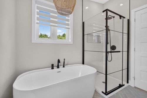 Master Bathroom - 124 Rue Monseigneur-Vel, Magog, QC - Indoor Photo Showing Bathroom