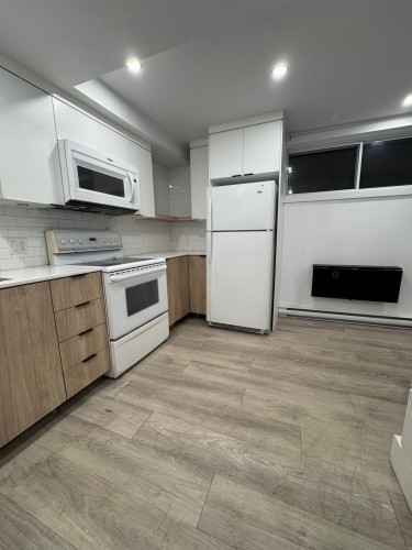 Cuisine - 2-8950 Boul. St-Laurent, Montréal (Ahuntsic-Cartierville), QC - Indoor Photo Showing Kitchen