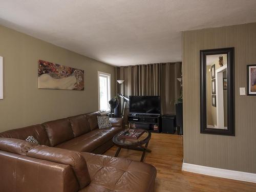 34 Knight Street, Thunder Bay, ON - Indoor Photo Showing Living Room