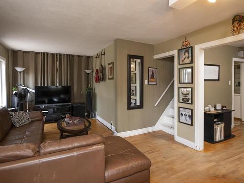 34 Knight Street, Thunder Bay, ON - Indoor Photo Showing Living Room