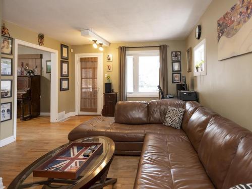 34 Knight Street, Thunder Bay, ON - Indoor Photo Showing Living Room