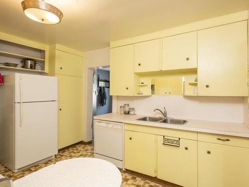 34 Knight Street, Thunder Bay, ON - Indoor Photo Showing Kitchen With Double Sink