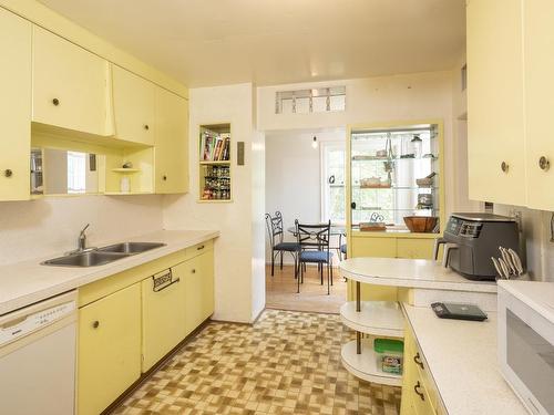 34 Knight Street, Thunder Bay, ON - Indoor Photo Showing Kitchen With Double Sink