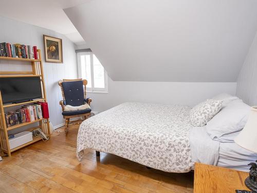 34 Knight Street, Thunder Bay, ON - Indoor Photo Showing Bedroom