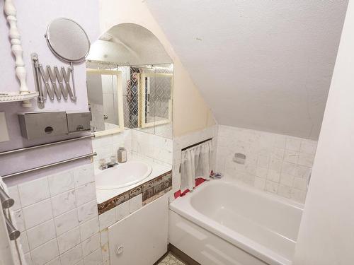 34 Knight Street, Thunder Bay, ON - Indoor Photo Showing Bathroom