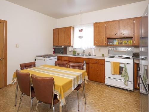 520 Mcpherson Street, Thunder Bay, ON - Indoor Photo Showing Kitchen With Double Sink