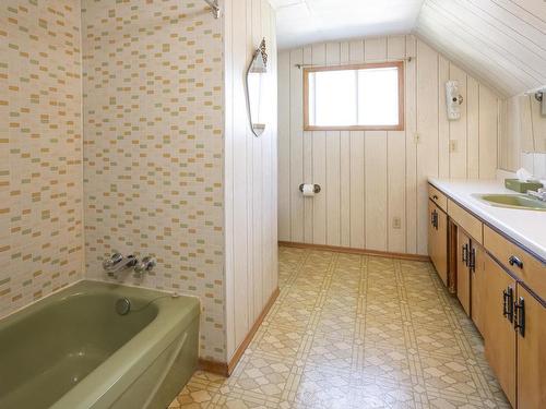 520 Mcpherson Street, Thunder Bay, ON - Indoor Photo Showing Bathroom