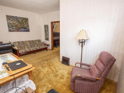 520 Mcpherson Street, Thunder Bay, ON - Indoor Photo Showing Living Room