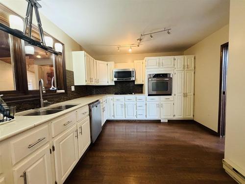 239 Memorial Avenue, Dryden, ON - Indoor Photo Showing Kitchen With Double Sink