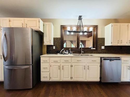 239 Memorial Avenue, Dryden, ON - Indoor Photo Showing Kitchen With Double Sink