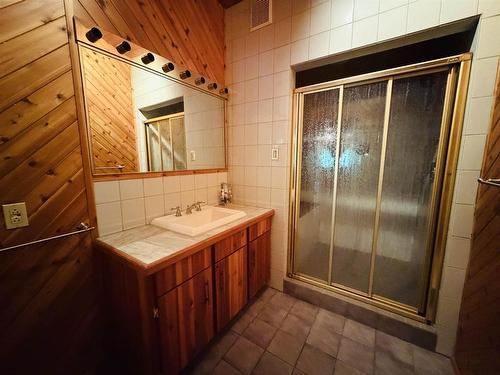 239 Memorial Avenue, Dryden, ON - Indoor Photo Showing Bathroom