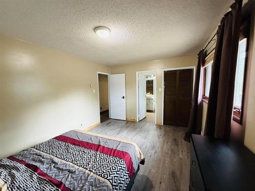 239 Memorial Avenue, Dryden, ON - Indoor Photo Showing Bedroom