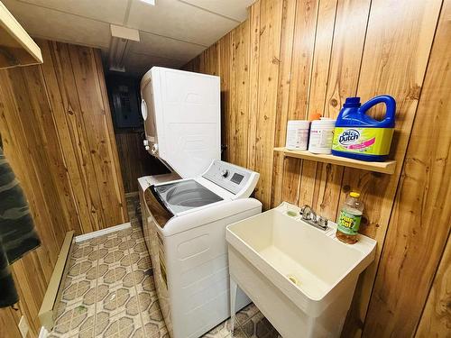 239 Memorial Avenue, Dryden, ON - Indoor Photo Showing Laundry Room