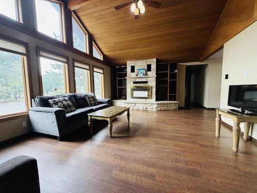 239 Memorial Avenue, Dryden, ON - Indoor Photo Showing Living Room