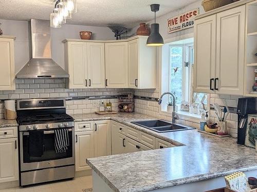 9 Willow Court, Dryden, ON - Indoor Photo Showing Kitchen With Double Sink