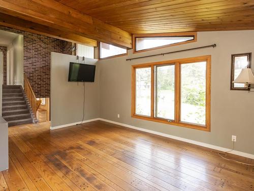 1439 Louis Street, Thunder Bay, ON - Indoor Photo Showing Other Room