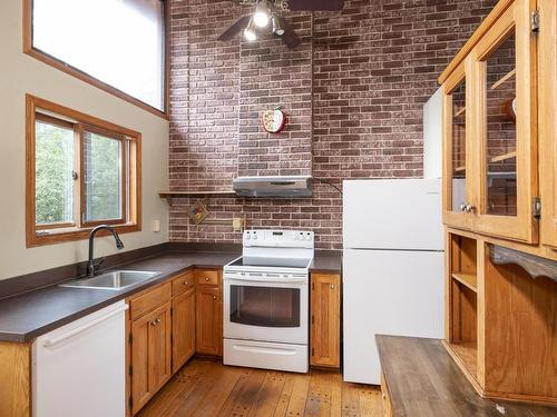 1439 Louis Street, Thunder Bay, ON - Indoor Photo Showing Kitchen
