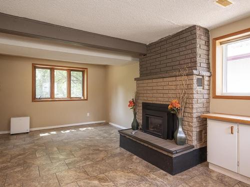1439 Louis Street, Thunder Bay, ON - Indoor Photo Showing Living Room With Fireplace