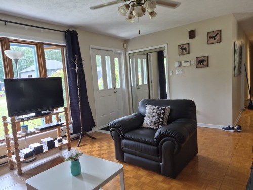 Salon - 270 51E Rue O., Venise-En-Québec, QC 