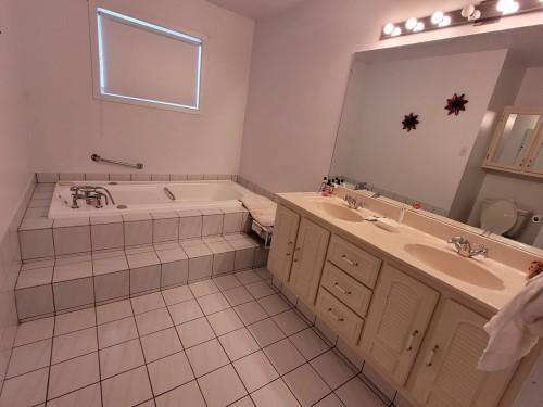 Salle de bains - 270 51E Rue O., Venise-En-Québec, QC 
