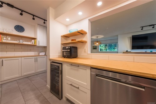 #112-2562 Departure Bay Rd, Nanaimo, BC - Indoor Photo Showing Kitchen