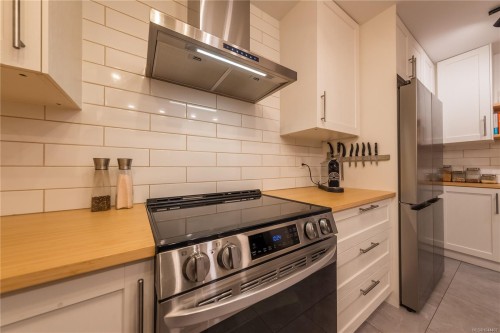 #112-2562 Departure Bay Rd, Nanaimo, BC - Indoor Photo Showing Kitchen
