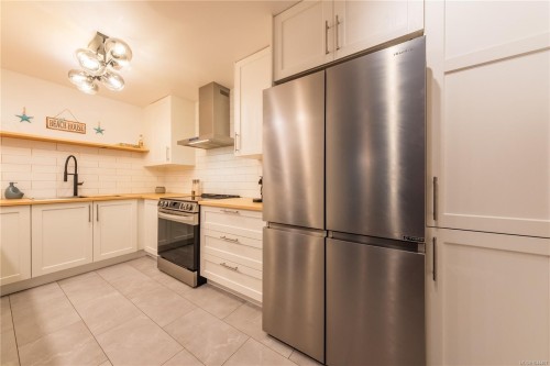 #112-2562 Departure Bay Rd, Nanaimo, BC - Indoor Photo Showing Kitchen With Stainless Steel Kitchen