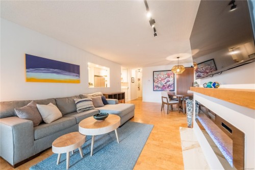 #112-2562 Departure Bay Rd, Nanaimo, BC - Indoor Photo Showing Living Room