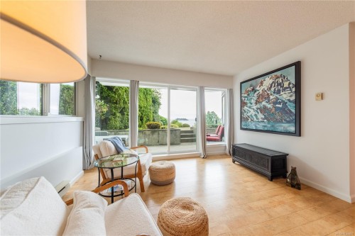 #112-2562 Departure Bay Rd, Nanaimo, BC - Indoor Photo Showing Living Room