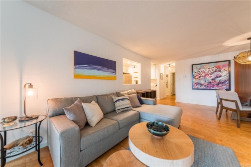 #112-2562 Departure Bay Rd, Nanaimo, BC - Indoor Photo Showing Living Room
