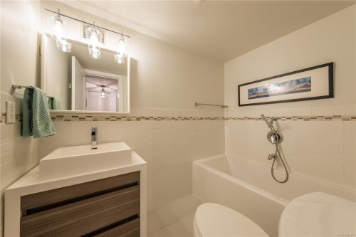 #112-2562 Departure Bay Rd, Nanaimo, BC - Indoor Photo Showing Bathroom
