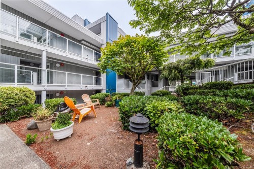#112-2562 Departure Bay Rd, Nanaimo, BC - Outdoor