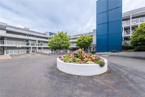 #112-2562 Departure Bay Rd, Nanaimo, BC - Outdoor