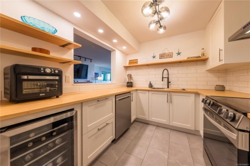 #112-2562 Departure Bay Rd, Nanaimo, BC - Indoor Photo Showing Kitchen With Double Sink