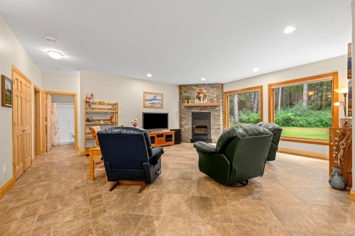 307 Bates Dr, Fanny Bay, BC 