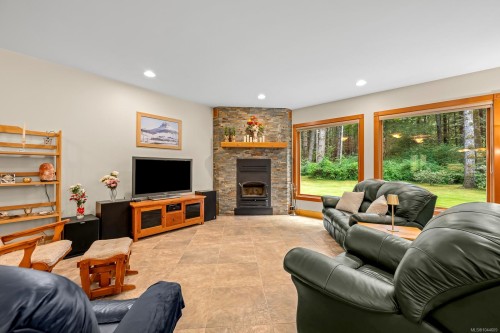 307 Bates Dr, Fanny Bay, BC 