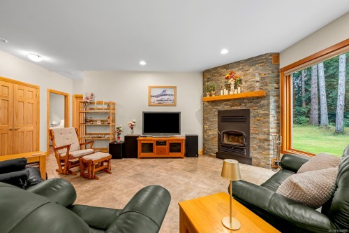 307 Bates Dr, Fanny Bay, BC 