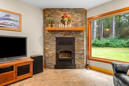 307 Bates Dr, Fanny Bay, BC 