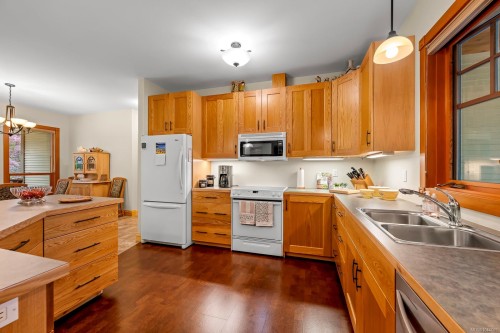 307 Bates Dr, Fanny Bay, BC 