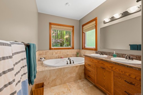307 Bates Dr, Fanny Bay, BC 