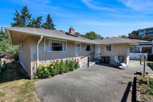 1071 Lodge Ave, Saanich, BC 