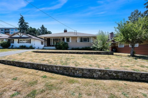 1071 Lodge Ave, Saanich, BC 