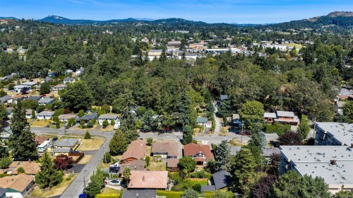 1071 Lodge Ave, Saanich, BC 