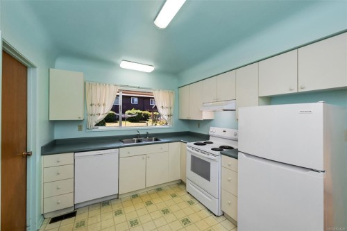 1071 Lodge Ave, Saanich, BC 