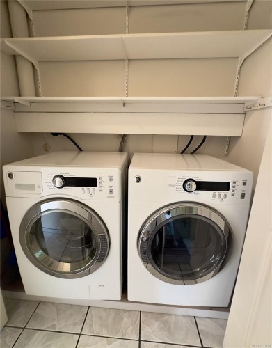 #1-10001 Fifth St, Sidney, BC - Indoor Photo Showing Laundry Room