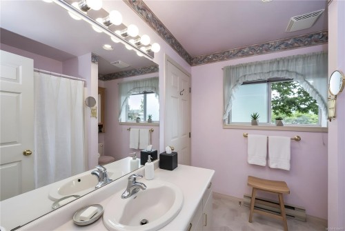 #1-10001 Fifth St, Sidney, BC - Indoor Photo Showing Bathroom