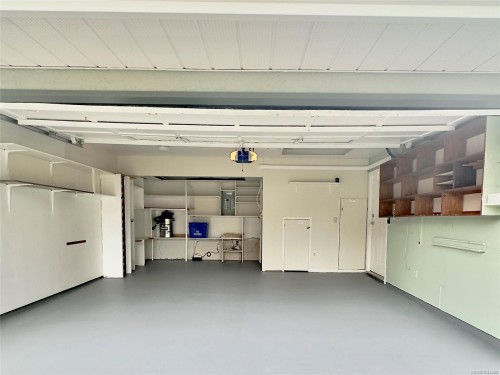#1-10001 Fifth St, Sidney, BC - Indoor Photo Showing Garage
