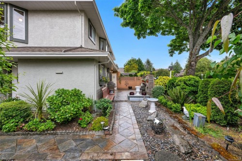 #1-10001 Fifth St, Sidney, BC - Outdoor
