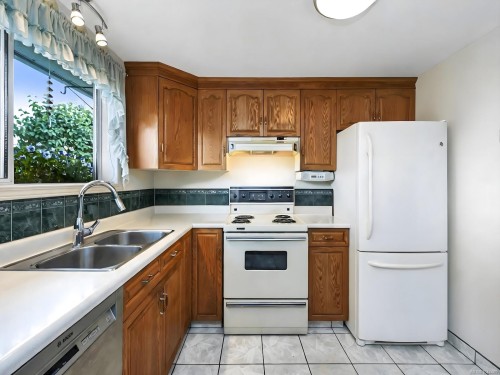 #1-10001 Fifth St, Sidney, BC - Indoor Photo Showing Kitchen With Double Sink